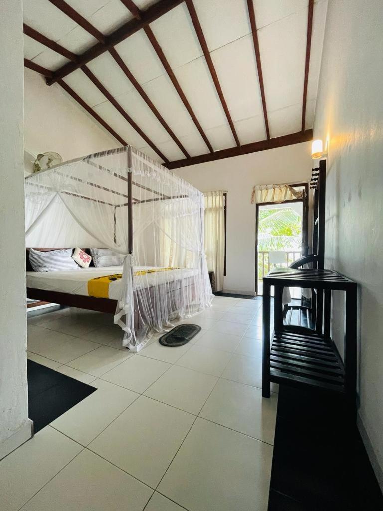 Rainbow Surf Beach Hotell Koggala Exteriör bild