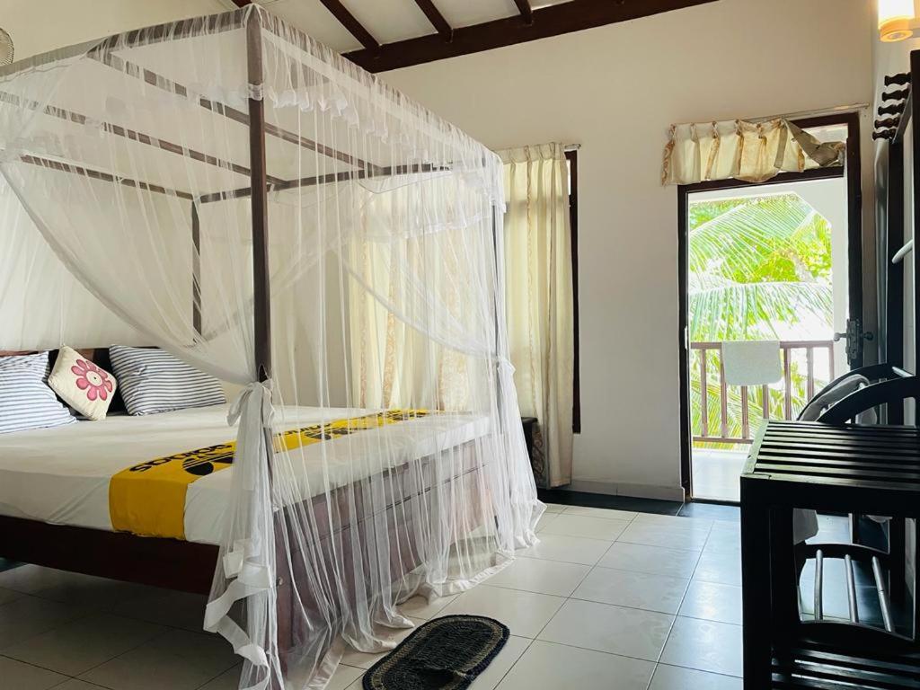 Rainbow Surf Beach Hotell Koggala Rum bild